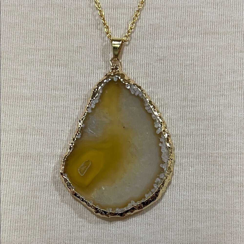 Elegant Gold and Yellow Agate Pendant Necklace